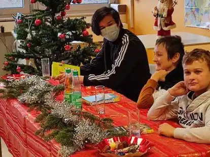 Die drei Teilnehmer des Vorlesewettbewerbs (von links): Gewinner Angel Schell, Jason Richter und Jannes Warnemann.