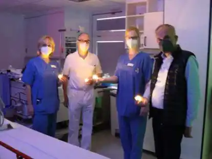 Symbolisch machten das St.-Marien-Hospital und andere christliche Krankenh&auml;user in der Region am Freitag das Licht aus. Die Leiterin der Endoskopie Silvia Henken (von links), Farid Alexander Jamai, Facharzt f&uuml;r Innere Medizin, Krankenschwester Jessica Roskam und Gesch&auml;ftsf&uuml;hrer Bernd Wessels beleuchteten daher nur mit LED-Teelichtern einen Untersuchungsraum in der Ambulanz.
