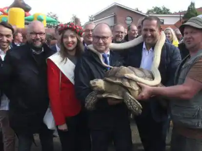 Garrels B&uuml;rgermeister Thomas H&ouml;ffmann (4. von links) hat den OM-Famlientag in diesem Jahr in seiner Gemeinde genossen, sein Molberger Amtskollege Witali Bastian (2. v.r.) wollte das 2023 tun. Dass daraus &ndash; Stand jetzt &ndash; nichts wird, bringt auch OM-Gesch&auml;ftsf&uuml;hrer Jan Kreienborg (links) unter Druck.