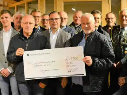 Da war die &Uuml;berraschung gro&szlig;, es gab einen Energiekostenzuschuss f&uuml;r die Vereine: Die Vereinsvertreter mit Zukunft-Gesch&auml;ftsf&uuml;hrer Sascha Ukena (7. von links) bei der Scheck&uuml;bergabe.