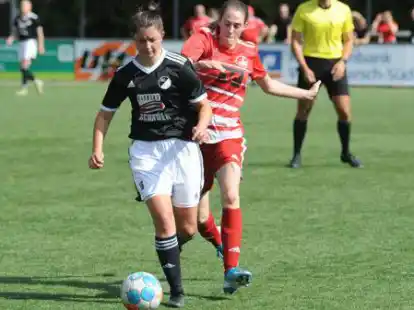 Bissig - und hungrig auf drei Punkte: Jennifer Dirks (in Rot) und die Braker Fu&szlig;ballerinnen erwarten am Sonntag Glane.