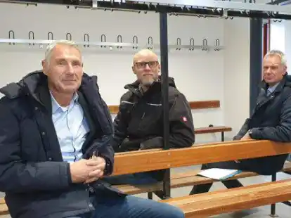 B&uuml;rgermeister Thorsten Schmidtke (von links), Bauingenieur Wilko Jan&szlig;en und Erster Gemeinderat Klaus Bigalke f&uuml;hrten durch die sanierten R&auml;ume des Sportfunktionsgeb&auml;udes in Ahlhorn.