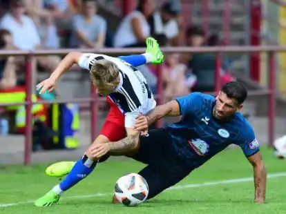 Wollen sich noch einmal reinknien: Ibrahim Temin (in blau) und der SSV Jeddeloh wollen das Jahr mit einem Heimsieg gegen den Hamburger SV II abschlie&szlig;en. Im Hinspiel gab es in Unterzahl nach 0:2-R&uuml;ckstand noch ein 2:2.
