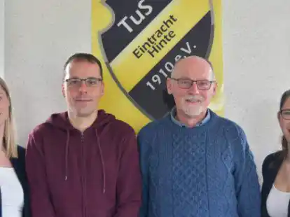 Imke J&uuml;rjens (links) und Nora Dreyer wollen beim TuS Eintracht Hinte wieder eine Leichtathletiksparte anbieten: Enrico Zieker (2. von links) und Helmut Kohle (TuS-Gesch&auml;ftsf&uuml;hrer) freuen sich.