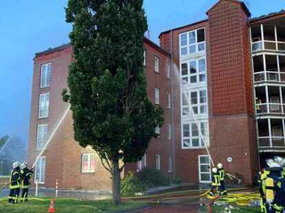 Bei dem Brand am 8. Juli verloren 42 Bewohner ihr Zuhause, es wurden 90 Prozent des Dachstuhls zerst&ouml;rt und es entstand ein Schaden von 1,5 Millionen Euro. Bis heute ist das Geb&auml;ude noch nicht wieder bewohnbar.