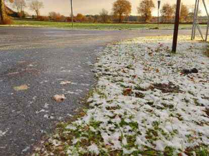 Vielerorts kam es in Ostfriesland zu glatten und vereisten Stra&szlig;en.
