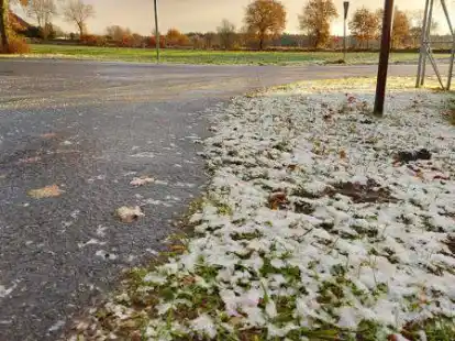 Vielerorts kam es in Ostfriesland zu glatten und vereisten Stra&szlig;en.