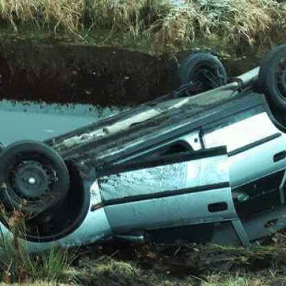 Ein Auto landet in Gro&szlig;heide kopf&uuml;ber im Kanal: Ein Ersthelfer rettet eine Frau und zwei Kinder aus dem Wrack.