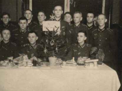 Bedr&uuml;ckte Gesichter: Jakob Goos (ganz links in der oberen Reihe) Weihnachten an der Front.