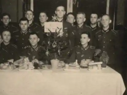 Bedr&uuml;ckte Gesichter: Jakob Goos (ganz links in der oberen Reihe) Weihnachten an der Front.