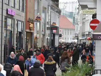 Bei trockenem Wetter nutzten viele Eink&auml;ufer am Samstag in der Innenstadt die Gelegenheit, dem  Weihnachtsmann ein wenig unter die Arme zu greifen.