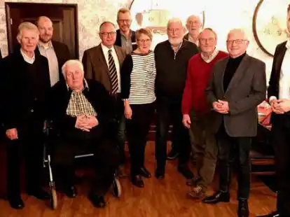 Ehrung langj&auml;hriger Mitglieder (von links): Hanns-Henning Schmitz, Helmut Watermann, Michael Koch, Heinrich Ostendorf, Hartmut Bruns, J&ouml;rg Pieper, Sabine Schmitz, Wilfried Westd&ouml;rp, Karl-Heinz W&uuml;rdemann, Fritz Peters, Gerd Wichmann und Bundestagsmitglied Christian D&uuml;rr.