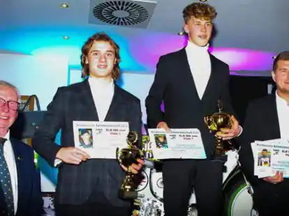 Josef Hukelmann (links) freute sich mit den punktbesten Fahrern der Speedway-Liga Nord (von links) Jonny Wynant, Marlon Hegener und Fabian Wachs.