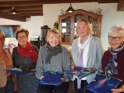 Maria Oloew (von links) verabschiedete Hannelore Warmhold, Rita M&uuml;ller, Maria Niem&ouml;ller und Anita Schrapper.