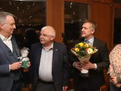 Nach der Kreistagssitzung am Dienstag wurde der Erste Kreisrat Christian Wolf (von links) offiziell verabschiedet. Kreistagsvorsitzender Hartmut Post, Landrat Christian Pundt und die stellvertretende Kreistagsvorsitzende Anke Paradies bedankten sich f&uuml;r die gute Zusammenarbeit und  gaben dem geb&uuml;rtigen Bremer und bekennenden Werder-Fan als kleines Erinnerungsst&uuml;ck einen Werder-Kaffeebecher mit auf den Weg in den Ruhestand. Vom Kreistag gab es lang anhaltenden Applaus f&uuml;r Wolf, der seit 2014 als Erster Kreisrat amtierte.