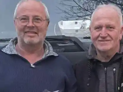 Harald Stolle (rechts) von der Freiwilligen Feuerwehr Seefeld dankte dem langj&auml;hrigen Spender Hartmut Damken.