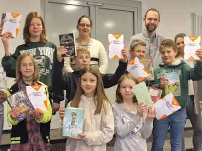 Die Klassensieger mit der Jury: die Lehrerkr&auml;fte Sibylle Kropp (hintere Reihe von rechts), Kerstin Feurich, Dr. Christian Peters und Mareike Denk, Inhaberin der Buchhandlung &bdquo;Lesen und Mehr&ldquo;