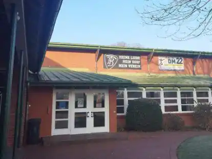 Arbeiten am Dach m&uuml;ssen hier vorgenommen werden: die Sporthalle in Brettorf