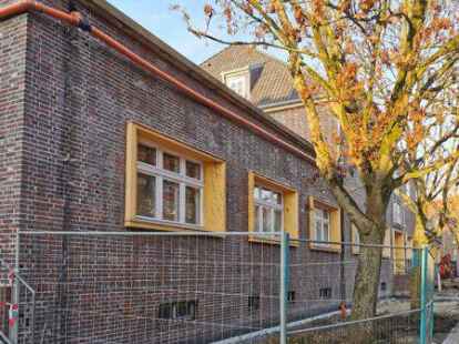 Laut Gutachten m&ouml;glicherweise nicht mehr standfest und deshalb eine Gefahr: Die vier Ahorne vor dem Jugendzentrum Alte Post.