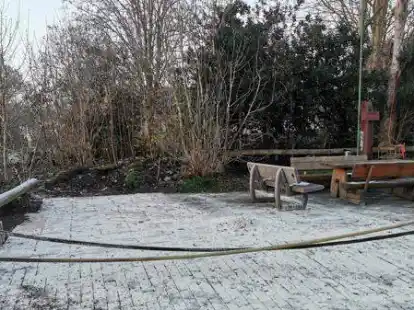 Der neu gepflasterte Mittelpunkt in Abbingwehr: der Dorfplatz.