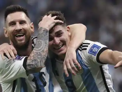 Argentiniens Julian Alvarez (r) jubelt mit Lionel Messi nach seinem Treffer zum 2-0.
