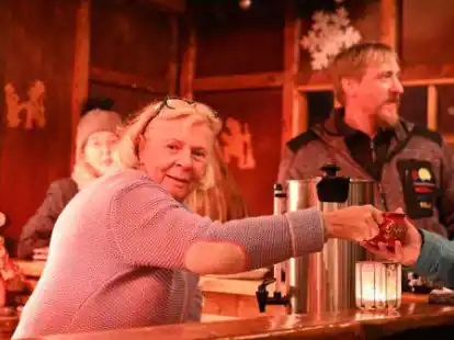 Karin Dannemann schenkt seit fast zehn Jahren Feuerzangenbowle auf dem Vareler Adventsmarkt aus.