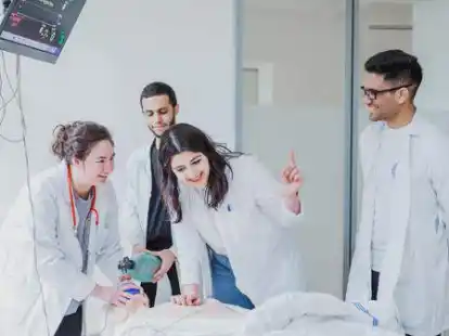 Angehende Mediziner k&ouml;nnen an der Ersten Medizinischen Fakult&auml;t der renommierten Karls-Universit&auml;t in Prag ihre Theorieausbildung absolvieren, w&auml;hrend gro&szlig;e Teile der Praxisphasen im Oldenburger M&uuml;nsterland stattfinden k&ouml;nnen.