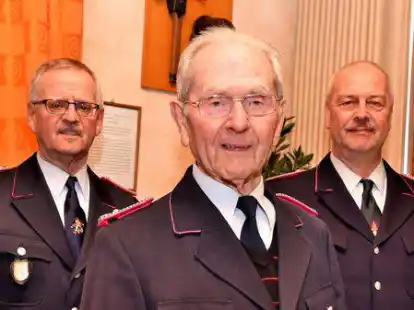 Hellmuth Jan&szlig;en ist stolz auf seine S&ouml;hne, Georg, Rainer und Klaus (nicht im Bild). Zwei Generationen Feuerwehrleute im Hause Jan&szlig;en.