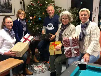 Wollen Seeleuten zu Weihnachten eine Freude bereiten (von links): Kerstin Flaack, Eva Mateo Marco, Marco Folchnandt, Sabine Hempel und Imke Janssen