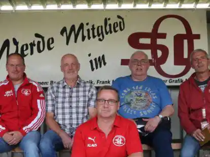 Ehrungen  mit (von links) Ralf Hartmann, Henning Sagkob, G&uuml;nther Sagkob und Stefan L&uuml;demann, davor Klaus Schermer.