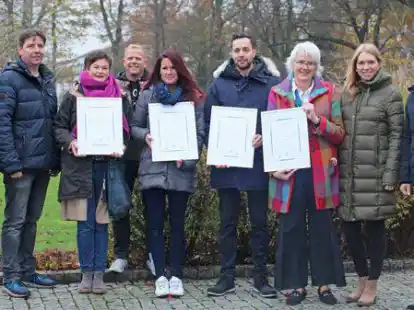 Ersten Urkunden und Siegel &uuml;bergeben: (v.li.) Kurdirektor Dr. Norbert Hemken, Adrian Schuster (Bad Zwischenahner Touristik), Marita Kutscher (Ferienwohnung Kutscher), Sven und Maren Winter (Hotel Rosmarin), Gerd zur Br&uuml;gge jun. (Jagdhaus Eiden), Heike Thomas (Haus am Meer), Laura Helen Finger (Klimamanagement Bad Zwischenahn) und B&uuml;rgermeister Henning Dierks.