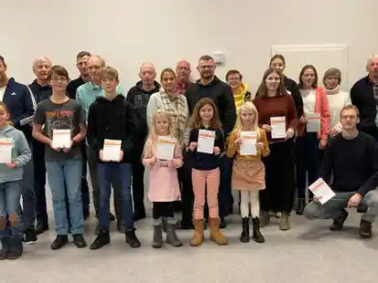 Viele Kinder und Erwachsene errangen in diesem Jahr beim TSV Hoyerswege das Sportabzeichen. Gerold Otte (rechts) ist mit 64 Abzeichen der Rekordhalter im Verein.