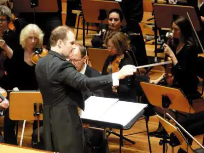 F&uuml;hrte sein Orchester mit gro&szlig;er Gestik: Generalmusikdirektor Hendrik Vestmann