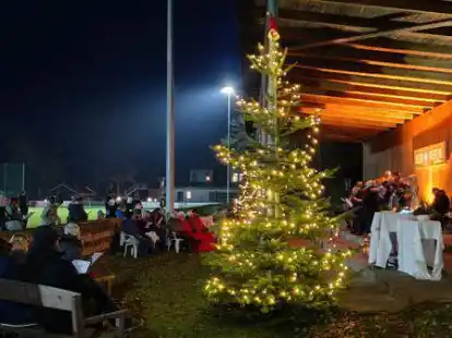 Haben die Andacht genossen: Rund 250 Menschen sind am Samstag ins Waldstadion gekommen.