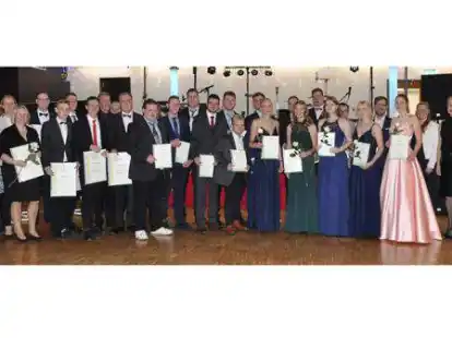 Nach der &Uuml;bergabe der Zeugnisse und Meisterbriefe stellten sich die Ausbildungsabsolventen zum Gruppenfoto auf.