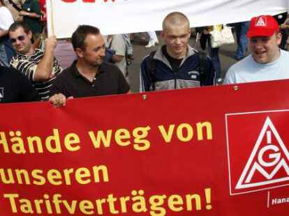 Mitarbeiter einer Firma im hessischen Hanau protestieren gegen den Ausstieg ihrer Firma aus dem Fl&auml;chentarif der Metall- und Elektroindustrie. Auch in Niedersachsen hat sich der Anteil der Besch&auml;ftigten ohne Tarifvertrag in den vergangenen Jahren verdoppelt.