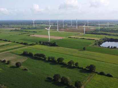 Hier stehen die vier Aper Windkraftanlagen: im Windpark Fehnland in Augustfehn II und Augustfehn III. K&uuml;nftig muss die Gemeinde Apen mehr Fl&auml;chen f&uuml;r Windenergie ausweisen.