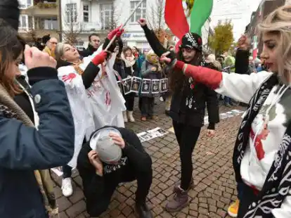 Mit einer szenischen Darstellung wurde auf dem Julius-Mosen-Platz der angestrebte Erfolg der Demonstrantinnen gegen das Folterregime im Iran schon einmal vorweggenommen.
