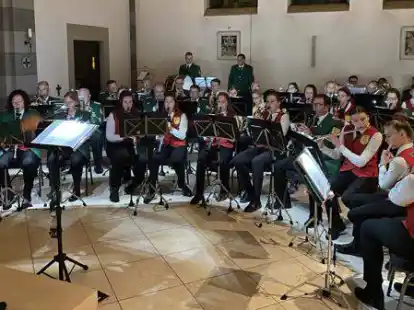 Stimmungsvoll und unterhaltsam: Der Musikverein Markhausen bei seinem Weihnachtskonzert in der Kirche.