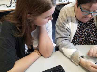 Maria Brinkmann (links) zeigte Christa Heyen die Funktionen des Smartphones.