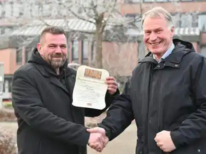 Top die Wette gilt: Christian Stankovic (links) wettet mit dem B&uuml;rgermeister Gerd-Christian Wagner um 100 Marshmallows.