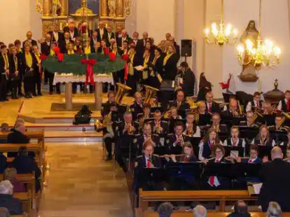 Jahrelange Tradition: Der Frauenchor und der M&auml;nnergesangverein Nikolausdorf sowie der Musikverein Beverbruch stimmen mit dem Adventskonzert auf Weihnachten ein.