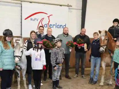 Seit einigen Wochen gibt es an der Soeste-Schule in Bar&szlig;el eine Reit-Arbeitsgemeinschaft. Geritten wird auf der Anlage des Reit- und Fahrvereins und Umgebung Saterland. Annika Deddens (3. v.l) danken den Sponsoren, die die AG m&ouml;glich machen.