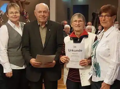 Auch Ehrungen standen bei der Awo-Weihnachtsfeier in Wildeshausen an. Ortsvereinsvorsitzende Susanne Lietzow-Leber (links) und B&auml;rbel Mack vom Kreisverband Oldenburg-Vechta (rechts) &uuml;berreichten Klaus Braune und B&auml;rbel Gutwin ihre Urkunden.