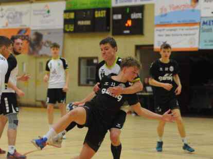 K&auml;mpften - und gingen trotzdem leer aus: Die Elsflether  (dunkle Trikots) verloren gegen Neerstedt.