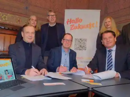 Unterzeichneten die Kooperationsvereinbarung: (vorne, von links) Thorsten M&uuml;ller (Agentur f&uuml;r Arbeit), Michael Fuge (Jobcenter) und Frank Lammerding (Stadt Oldenburg). &Uuml;ber den Startschuss unter dem Motto &bdquo;Hallo Zukunft&ldquo; freuten sich (hinten, von links) Ute Dirks (Agentur f&uuml;r Arbeit), Matthias Welp (Stadt Oldenburg), Ingrid Kruse (Tr&auml;gerversammlung Jobcenter) und Christian Fritsch (Team Wendehafen).
