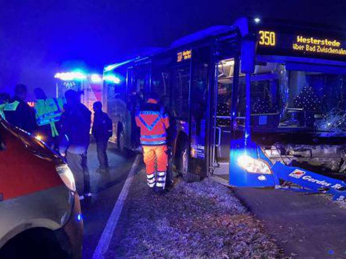Unfall in Bad Zwischenahn Linienbus in Neuenkruge mit Auto