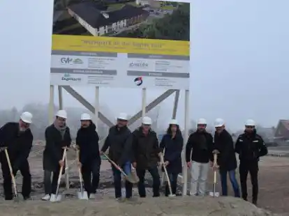 Kamen zum symbolischen Spatenstich f&uuml;r den neuen Wohnpark an der Sagter Ems in Scharrel zusammen (von links): Architekt Jo Heuer, Chris Winkler, Hannes Schulte (GMP Nordhorn), B&uuml;rgermeister Thomas Otto, Thomas und Andrea Abeln, Timo Engelhardt, Prokurist Andreas Krawczyk und Bauleiter Thomas Hein.