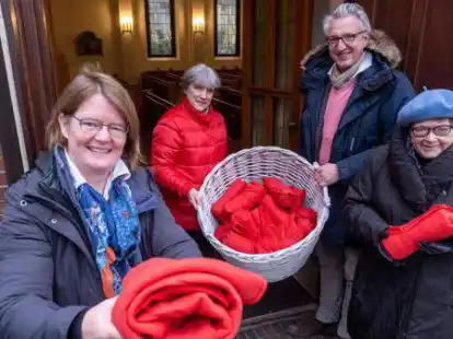 Zum W&auml;rmen: Wem es zu kalt wird, der kann zum Beispiel f&uuml;r den Gottesdienst in der Christuskirche in B&uuml;rgerfelde eine Decke bekommen. Das Foto zeigt (von links) Dr. Kerstin Ebel (Co-Vorsitzende Kirchengemeinde Oldenburg), Christel Schlutzkus (K&uuml;sterin), Michael Trippner (Pastor) und Sabina Dannemann (Kirchen&auml;lteste).