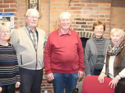 Nach langj&auml;hriger Mitarbeit im Vorstand des Heimatvereins verabschiedete Wilhelm Olliges (Bildmitte) Marianne Rolfes (von links), Theo Thunert, Thea Kramer und Maria Hilling.